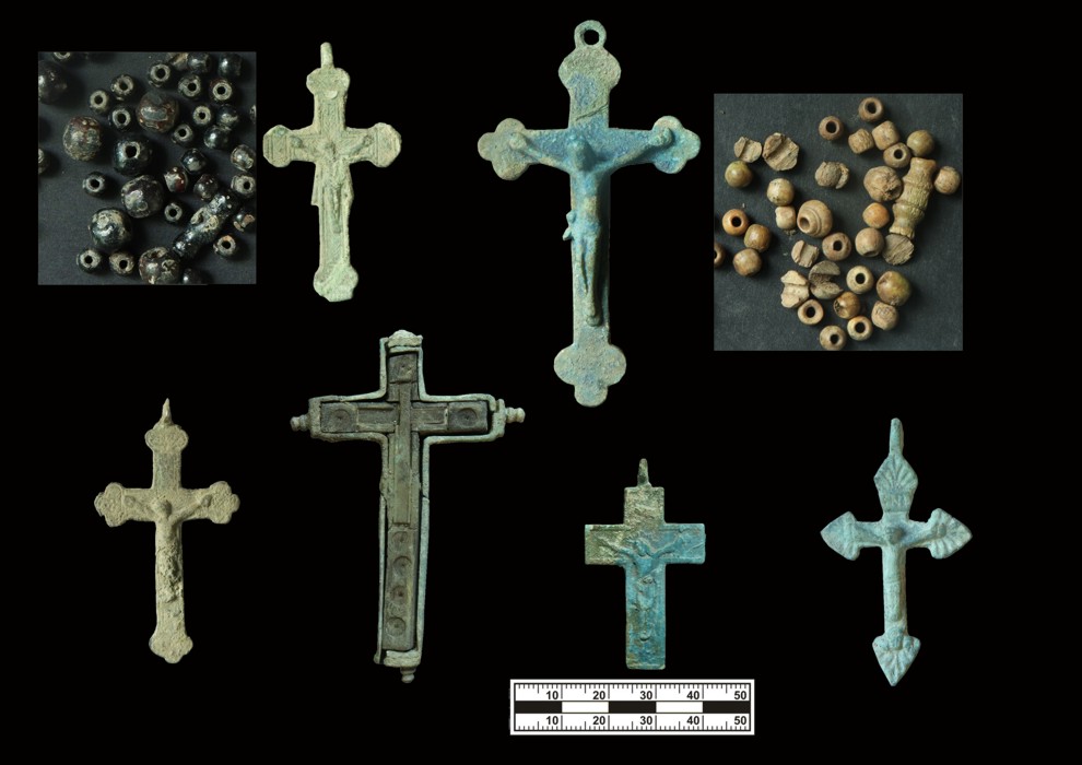 Obr. 14: Pohřební výbava - menší krucifixy - často součást...
