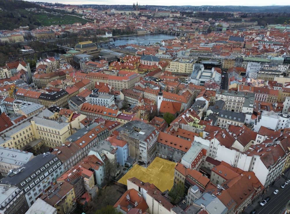 Obr. 2: Foto části Nového Města z dronu s vyznačením...
