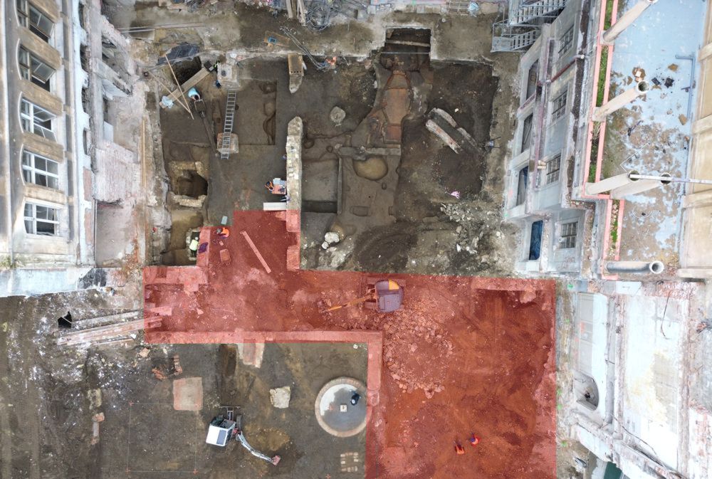 Obr. 3: Foto střední a severní části zkoumaného dvora...