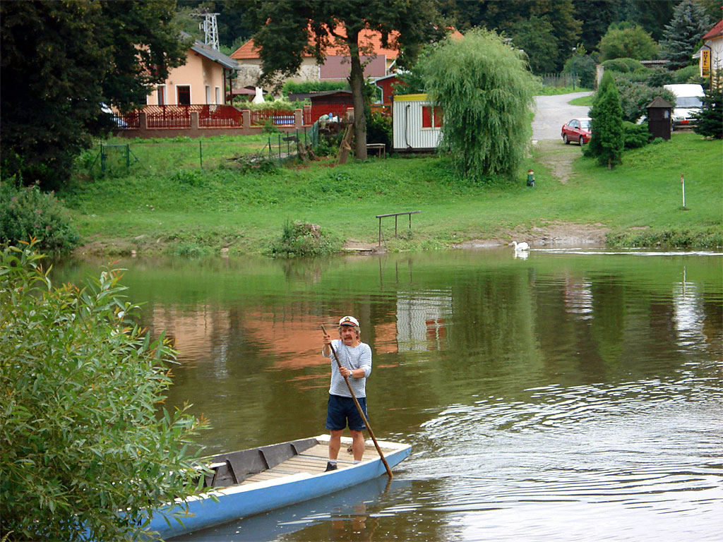 Převozník Mates na jedné ze svých letošních posledních...